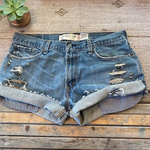 Levi’s distressed jean shorts size 14 - Picture 1 of 9